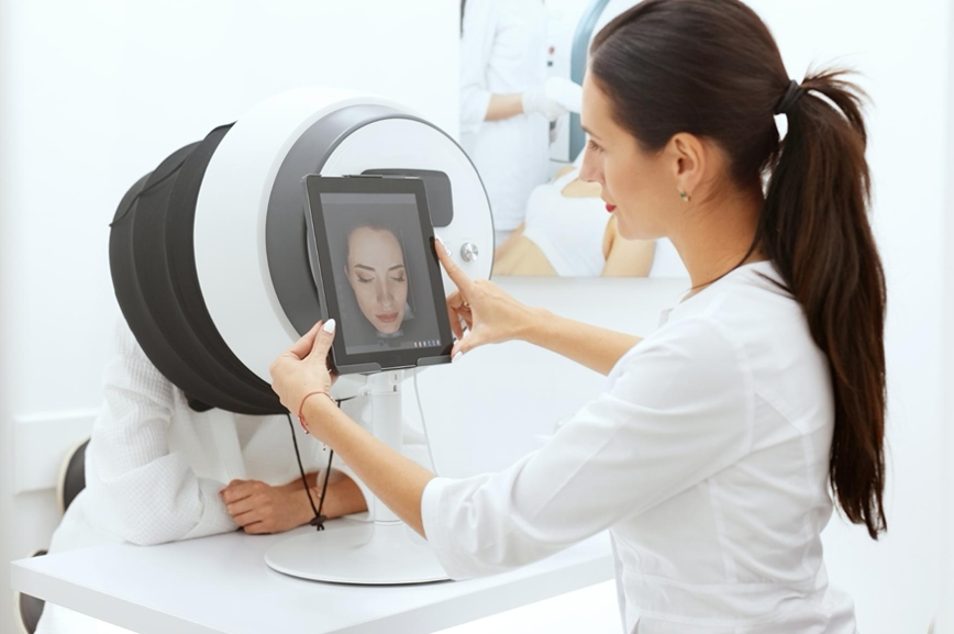 Professionnelle réalisant un diagnostic de la peau d’une cliente avant de réaliser des soins esthétiques.