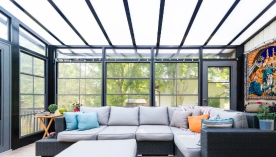 Solarium 3 saisons avec finition en vinyle et toit de patio en acrylique - Modèle 200 de Sunspace Québec - Sunspace Sunrooms