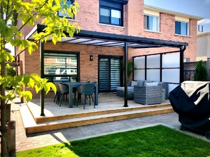Écran d’intimité et toit pour patio en acrylique de chez Sunspace Québec - Sunspace Sunrooms