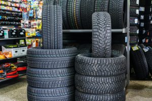 Pneus d’hiver classiques et pneus à crampons placés côte à côte.