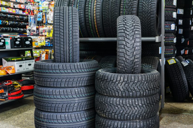 Pneus d’hiver classiques et pneus à crampons placés côte à côte.