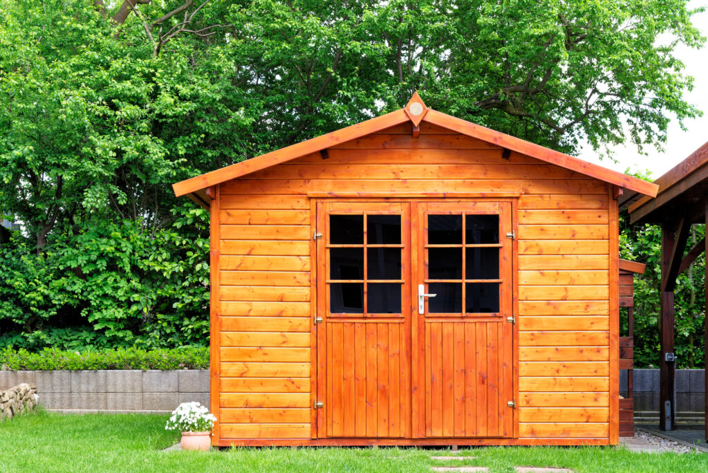 Aménagement de rangement muraux dans votre remise de jardin