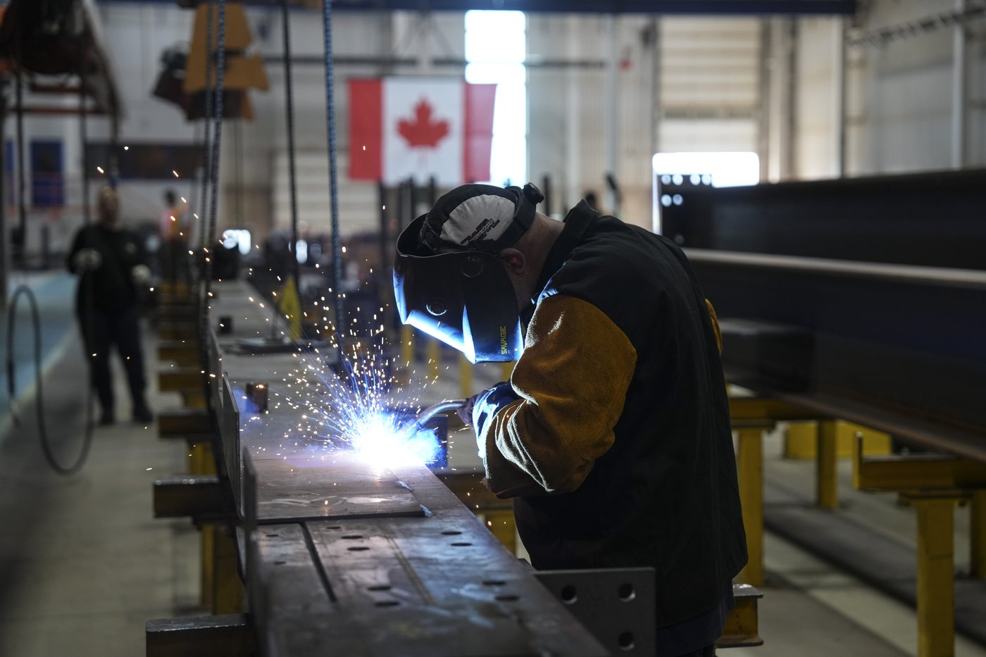 Le taux de chômage sest maintenu à 6 , 4 % au pays et à 5 , 6 % au Québec en août